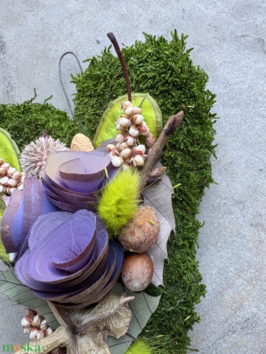 Nyitottság - elegáns, szárazvirágokkal és termésekkel díszített, kegyeleti mohakoszorú (K-10)  - otthon & életmód - vallás - temetkezési tárgy - sírdísz, kegyeleti dísz - Meska.hu