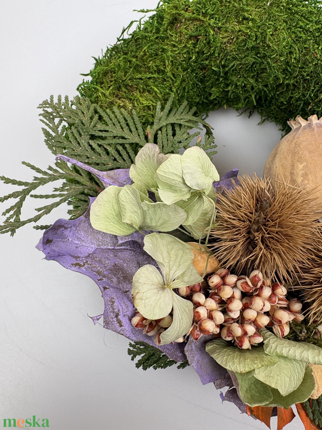 Figyelmesség - elegáns, szárazvirágokkal és termésekkel díszített, kegyeleti mohakoszorú (K-21)  - otthon & életmód - vallás - temetkezési tárgy - sírdísz, kegyeleti dísz - Meska.hu