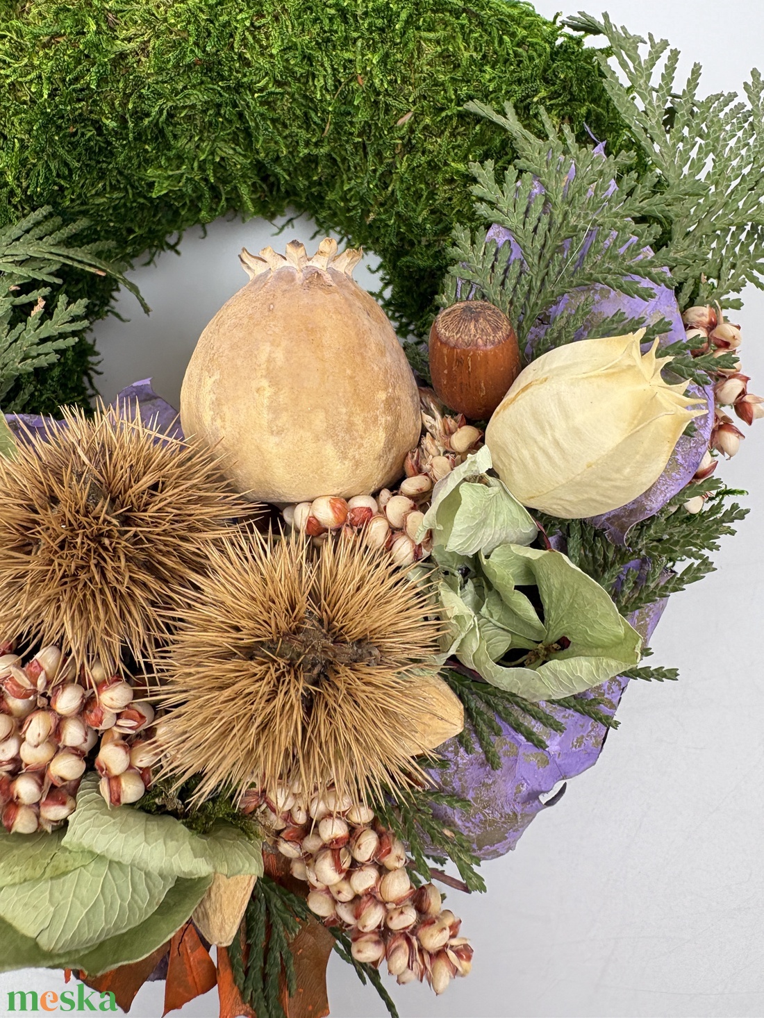 Figyelmesség - elegáns, szárazvirágokkal és termésekkel díszített, kegyeleti mohakoszorú (K-21)  - otthon & életmód - vallás - temetkezési tárgy - sírdísz, kegyeleti dísz - Meska.hu