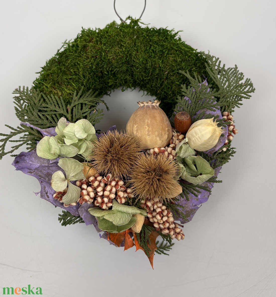 Figyelmesség - elegáns, szárazvirágokkal és termésekkel díszített, kegyeleti mohakoszorú (K-21)  - otthon & életmód - vallás - temetkezési tárgy - sírdísz, kegyeleti dísz - Meska.hu