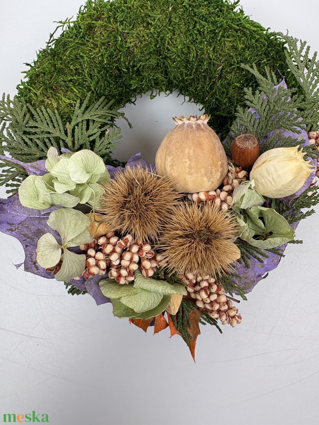 Figyelmesség - elegáns, szárazvirágokkal és termésekkel díszített, kegyeleti mohakoszorú (K-21)  - otthon & életmód - vallás - temetkezési tárgy - sírdísz, kegyeleti dísz - Meska.hu