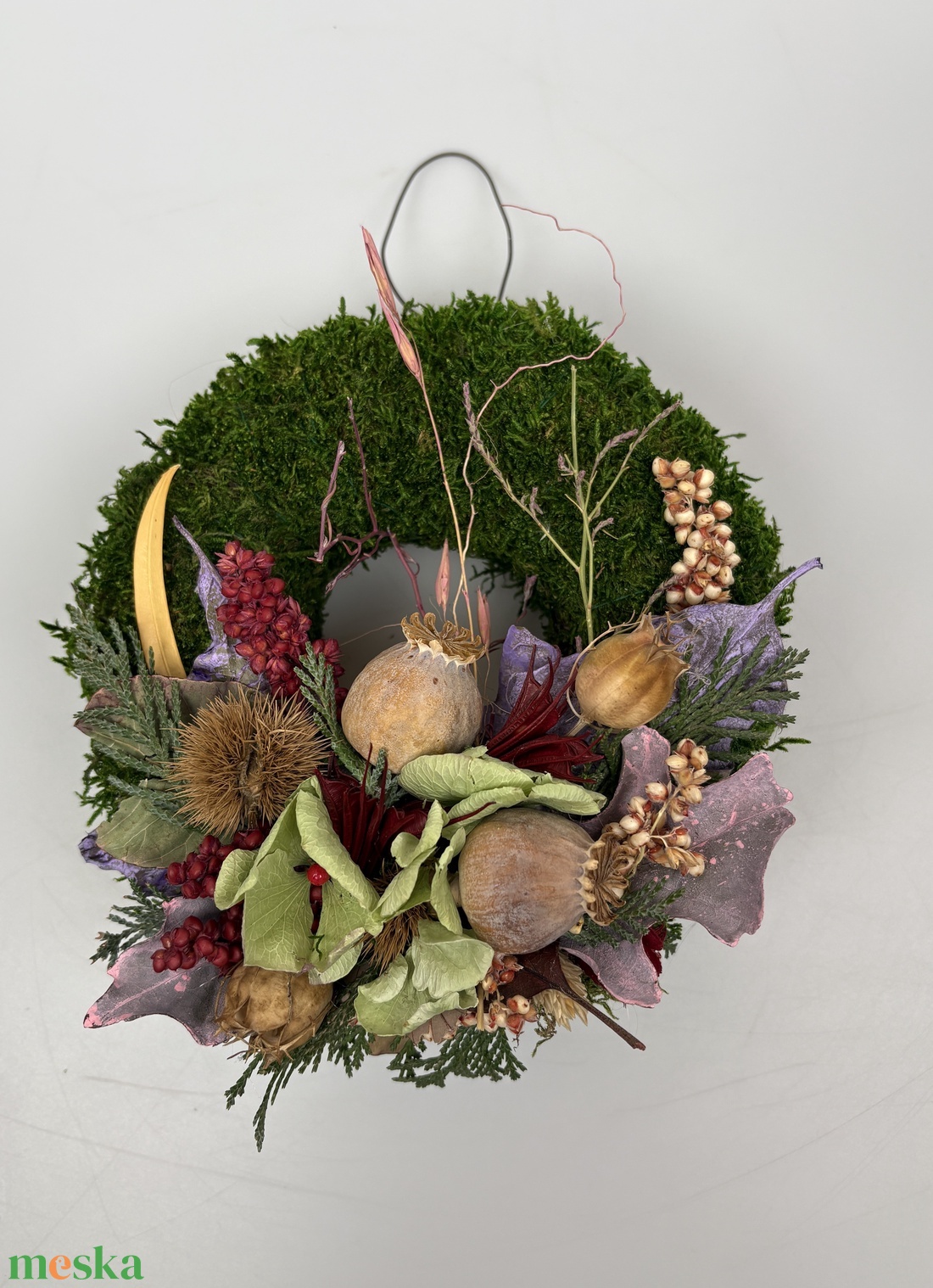 Lágyság - elegáns, szárazvirágokkal és termésekkel díszített, kegyeleti mohakoszorú (K-22)  - otthon & életmód - vallás - temetkezési tárgy - sírdísz, kegyeleti dísz - Meska.hu