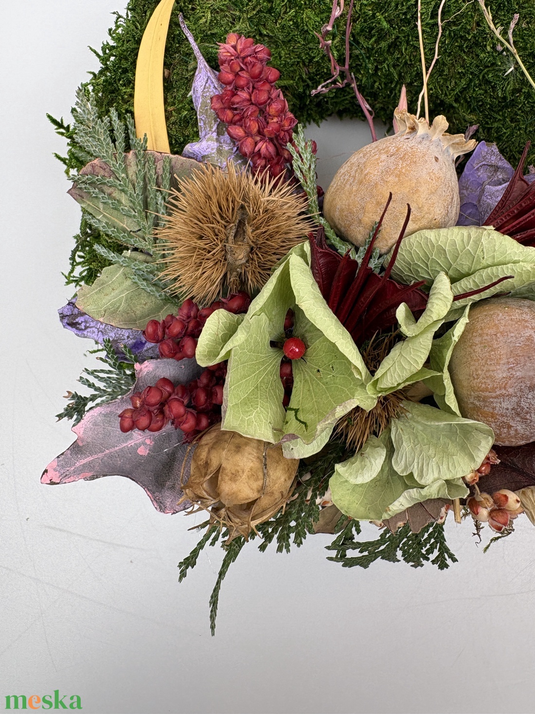 Lágyság - elegáns, szárazvirágokkal és termésekkel díszített, kegyeleti mohakoszorú (K-22)  - otthon & életmód - vallás - temetkezési tárgy - sírdísz, kegyeleti dísz - Meska.hu