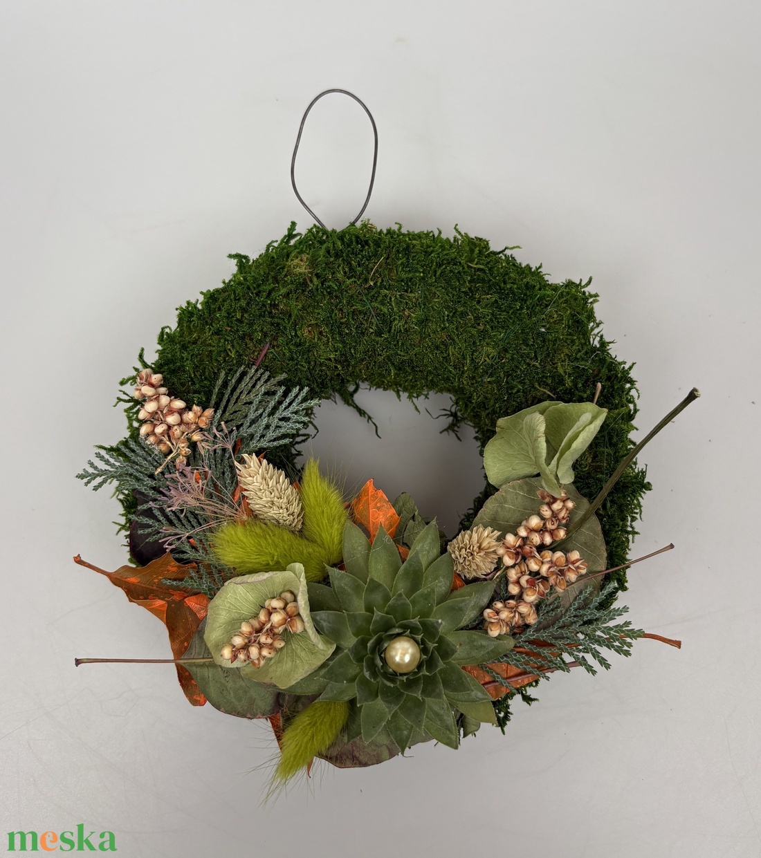 Tartás - 1 kövirózsás, elegáns, szárazvirágokkal és termésekkel díszített, kegyeleti mohakoszorú (K-23)  - otthon & életmód - vallás - temetkezési tárgy - sírdísz, kegyeleti dísz - Meska.hu