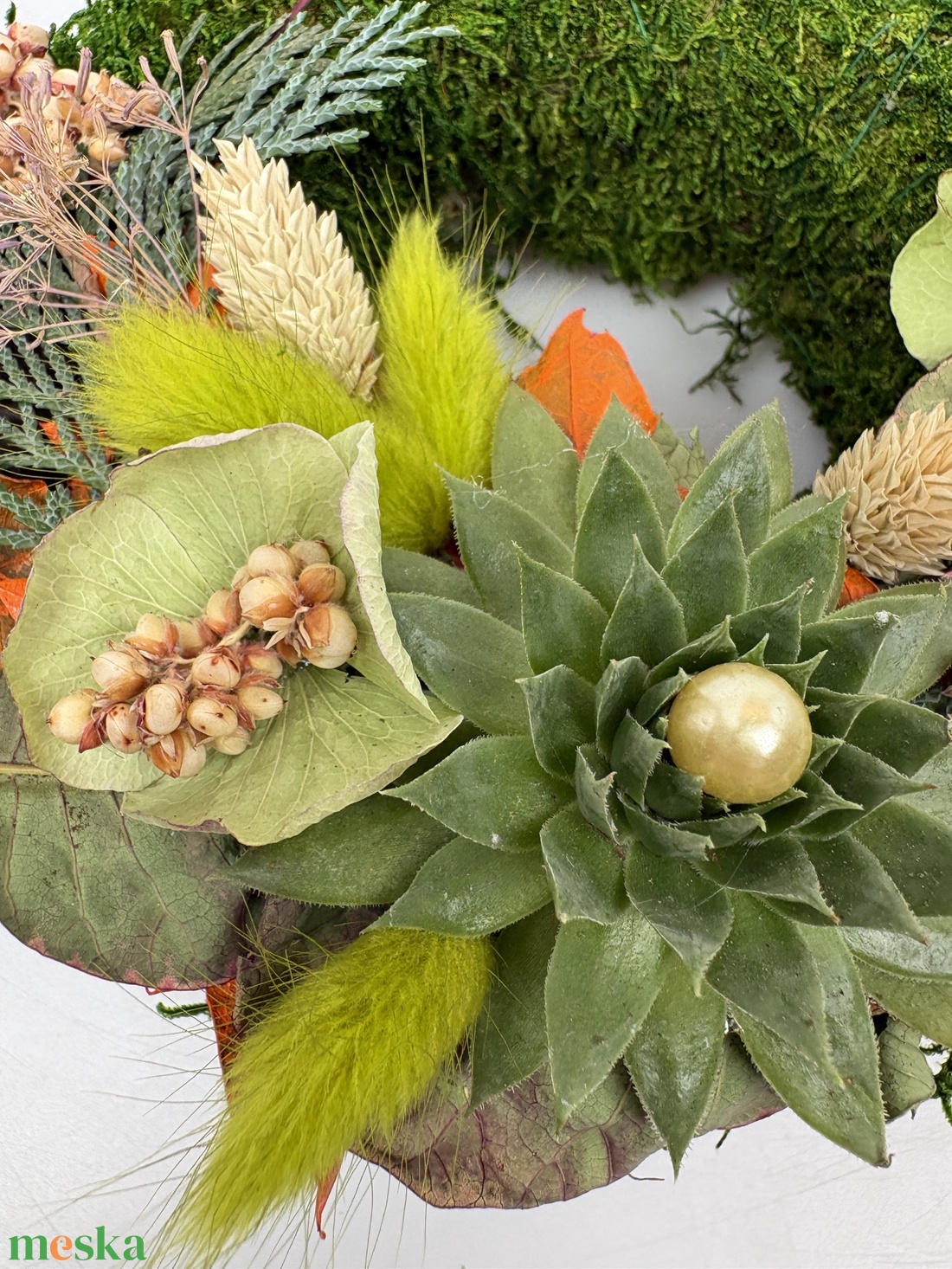 Tartás - 1 kövirózsás, elegáns, szárazvirágokkal és termésekkel díszített, kegyeleti mohakoszorú (K-23)  - otthon & életmód - vallás - temetkezési tárgy - sírdísz, kegyeleti dísz - Meska.hu