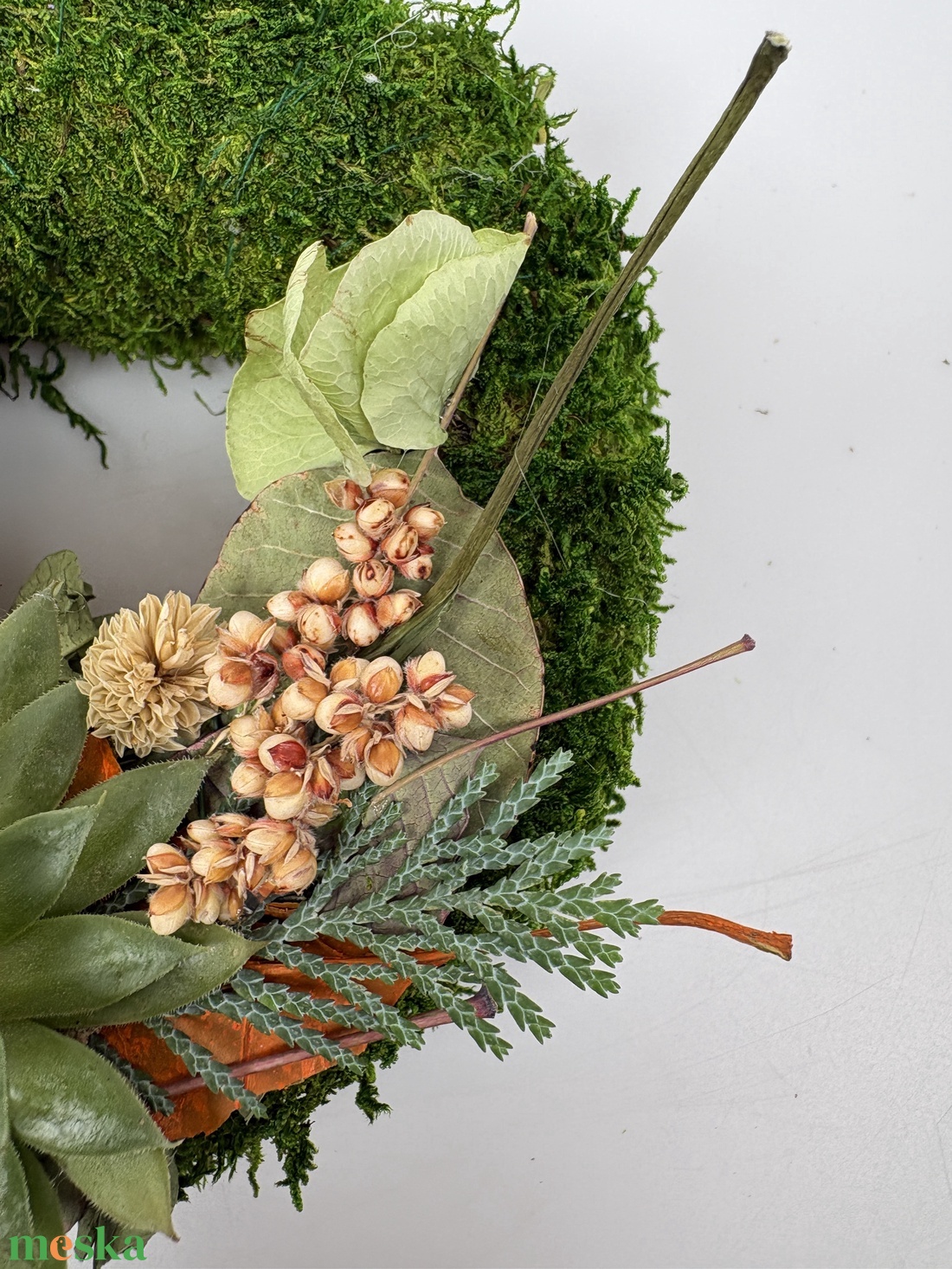 Tartás - 1 kövirózsás, elegáns, szárazvirágokkal és termésekkel díszített, kegyeleti mohakoszorú (K-23)  - otthon & életmód - vallás - temetkezési tárgy - sírdísz, kegyeleti dísz - Meska.hu