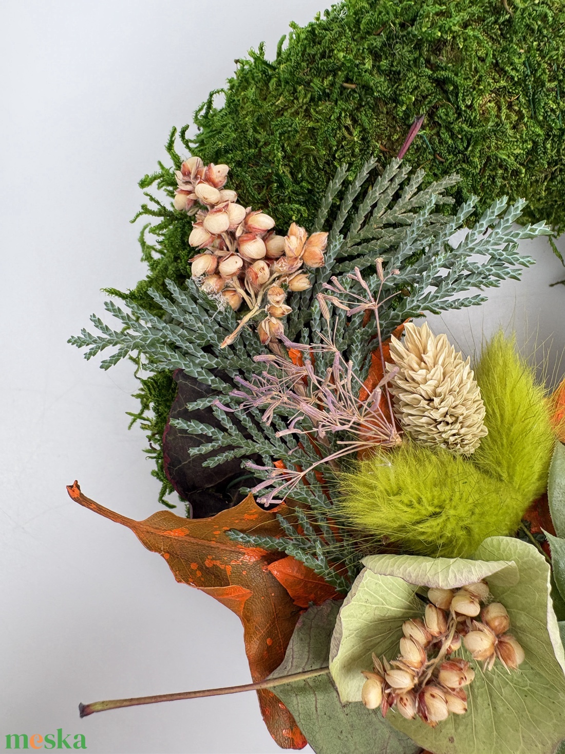 Tartás - 1 kövirózsás, elegáns, szárazvirágokkal és termésekkel díszített, kegyeleti mohakoszorú (K-23)  - otthon & életmód - vallás - temetkezési tárgy - sírdísz, kegyeleti dísz - Meska.hu