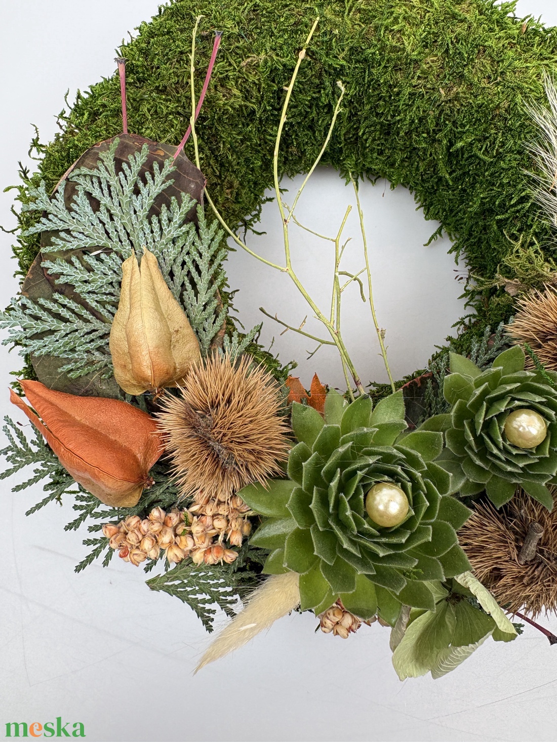 Együttérzés - 2 kövirózsás, elegáns, szárazvirágokkal és termésekkel díszített, kegyeleti mohakoszorú (K-24)  - otthon & életmód - vallás - temetkezési tárgy - sírdísz, kegyeleti dísz - Meska.hu