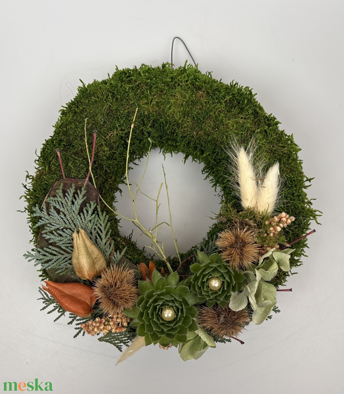 Együttérzés - 2 kövirózsás, elegáns, szárazvirágokkal és termésekkel díszített, kegyeleti mohakoszorú (K-24)  - otthon & életmód - vallás - temetkezési tárgy - sírdísz, kegyeleti dísz - Meska.hu