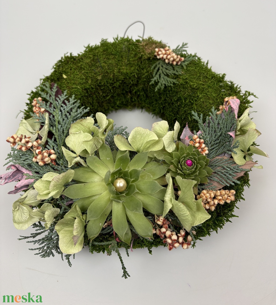 Szolidság - 2 kövirózsás, elegáns, szárazvirágokkal és termésekkel díszített, kegyeleti mohakoszorú (K-25)  - otthon & életmód - vallás - temetkezési tárgy - sírdísz, kegyeleti dísz - Meska.hu