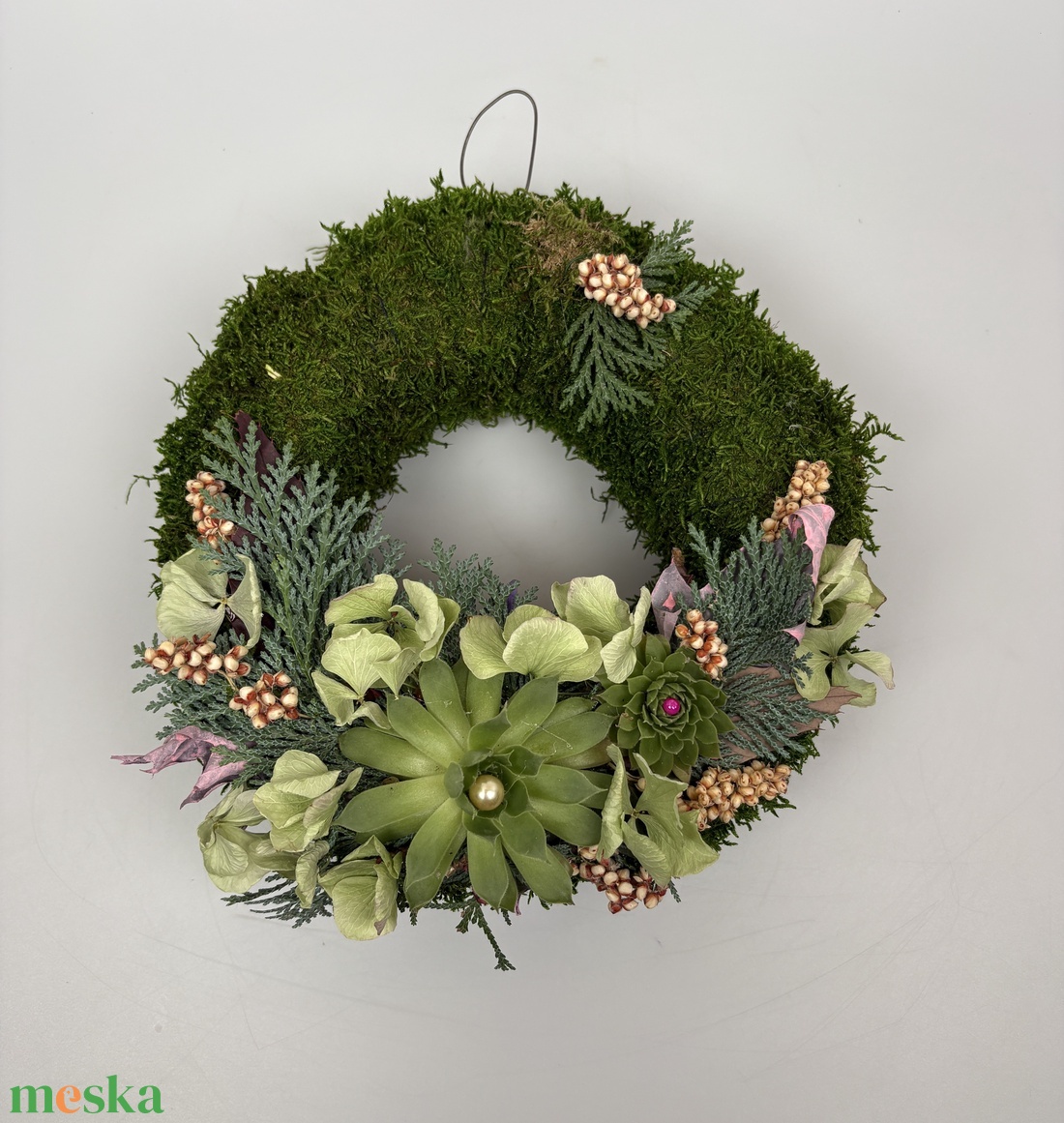Szolidság - 2 kövirózsás, elegáns, szárazvirágokkal és termésekkel díszített, kegyeleti mohakoszorú (K-25)  - otthon & életmód - vallás - temetkezési tárgy - sírdísz, kegyeleti dísz - Meska.hu