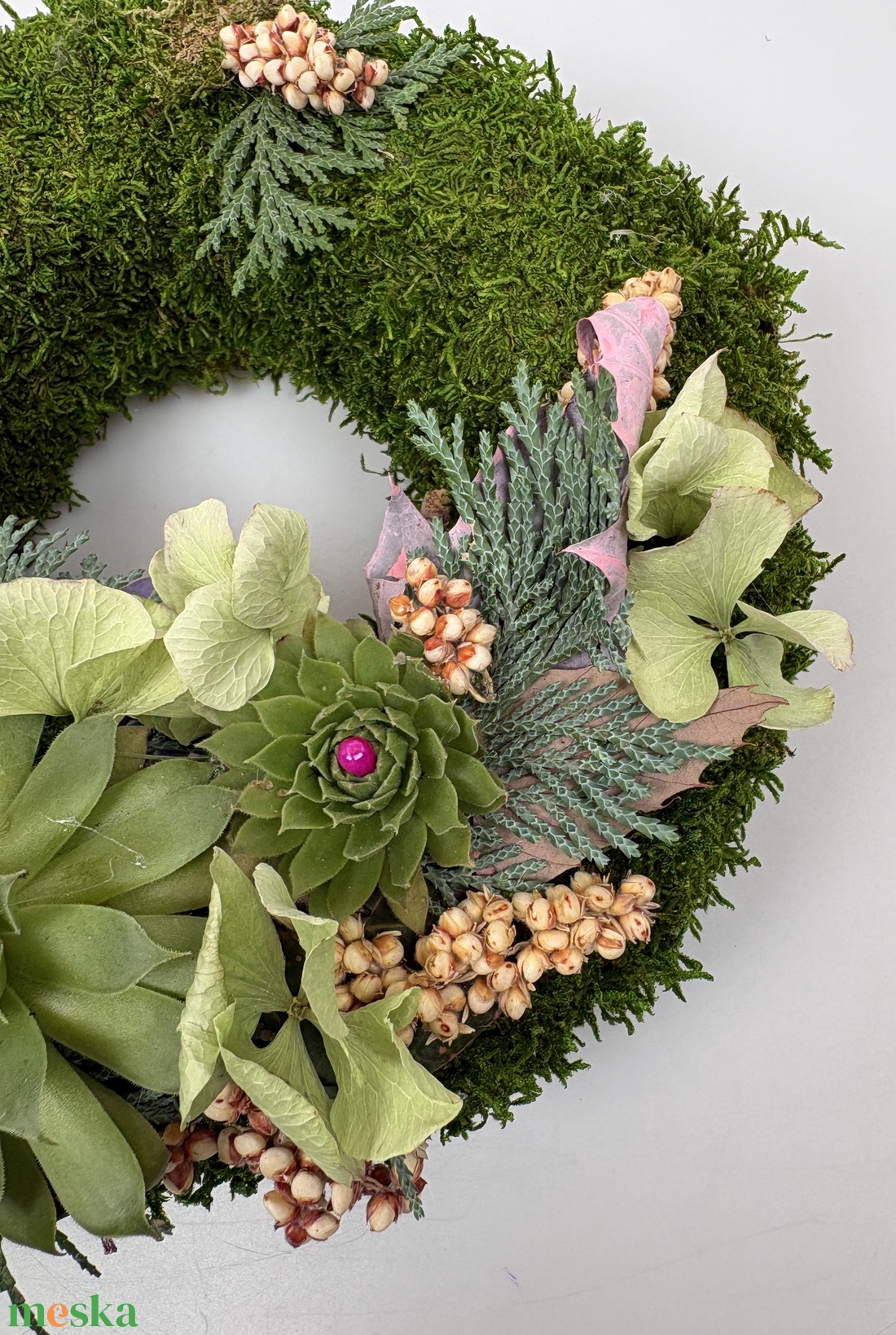 Szolidság - 2 kövirózsás, elegáns, szárazvirágokkal és termésekkel díszített, kegyeleti mohakoszorú (K-25)  - otthon & életmód - vallás - temetkezési tárgy - sírdísz, kegyeleti dísz - Meska.hu