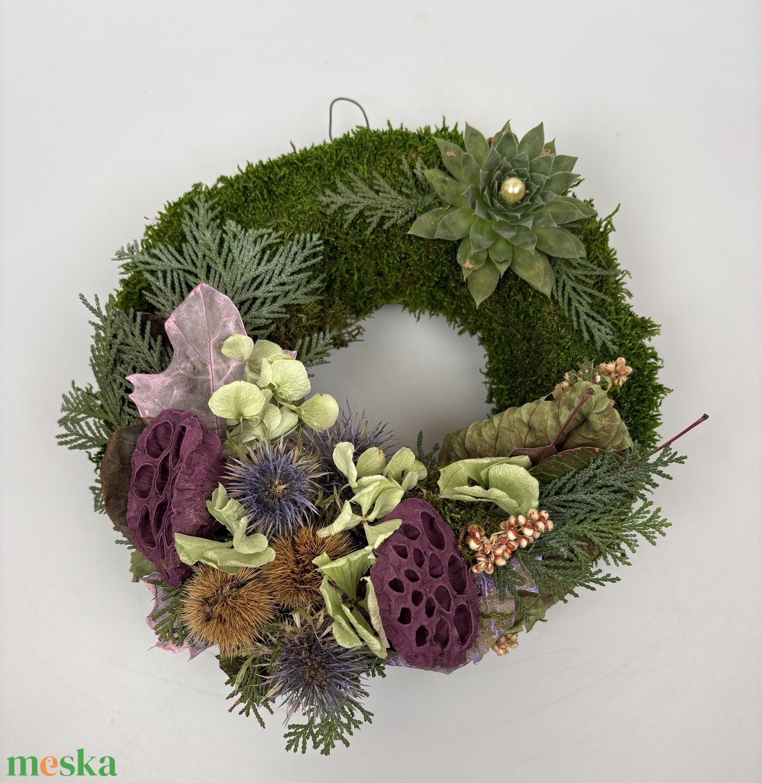 Helytállás - 1 kövirózsás, elegáns, szárazvirágokkal és termésekkel díszített, kegyeleti mohakoszorú (K-26)  - otthon & életmód - vallás - temetkezési tárgy - sírdísz, kegyeleti dísz - Meska.hu