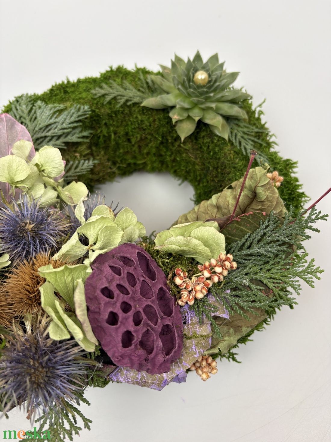 Helytállás - 1 kövirózsás, elegáns, szárazvirágokkal és termésekkel díszített, kegyeleti mohakoszorú (K-26)  - otthon & életmód - vallás - temetkezési tárgy - sírdísz, kegyeleti dísz - Meska.hu