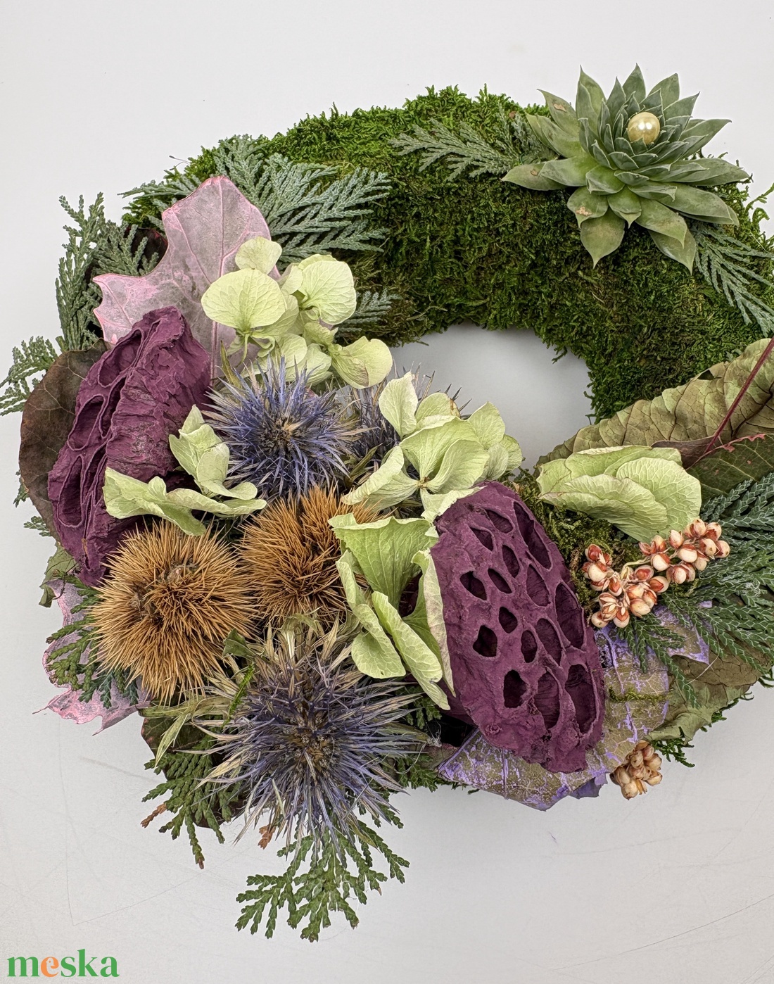 Helytállás - 1 kövirózsás, elegáns, szárazvirágokkal és termésekkel díszített, kegyeleti mohakoszorú (K-26)  - otthon & életmód - vallás - temetkezési tárgy - sírdísz, kegyeleti dísz - Meska.hu