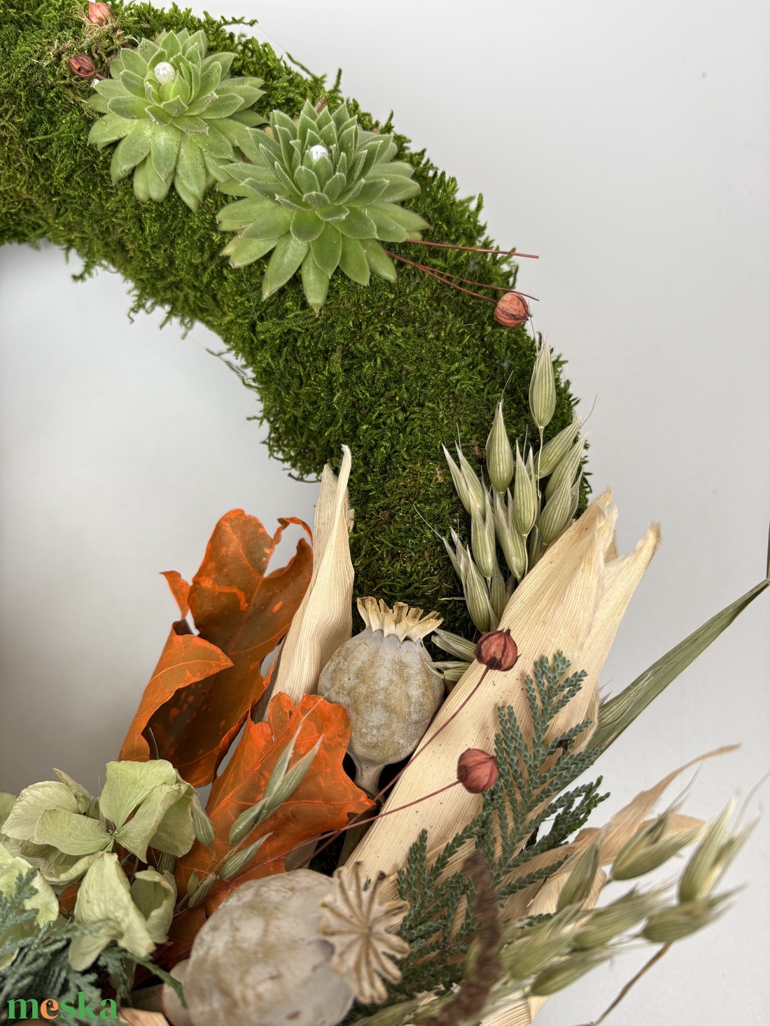 Kötődés - Lábakon álló, 3 kövirózsás, elegáns, szárazvirágokkal és termésekkel díszített, kegyeleti mohakoszorú (K-31)  - otthon & életmód - vallás - temetkezési tárgy - sírkoszorú, kegyeleti koszorú - Meska.hu