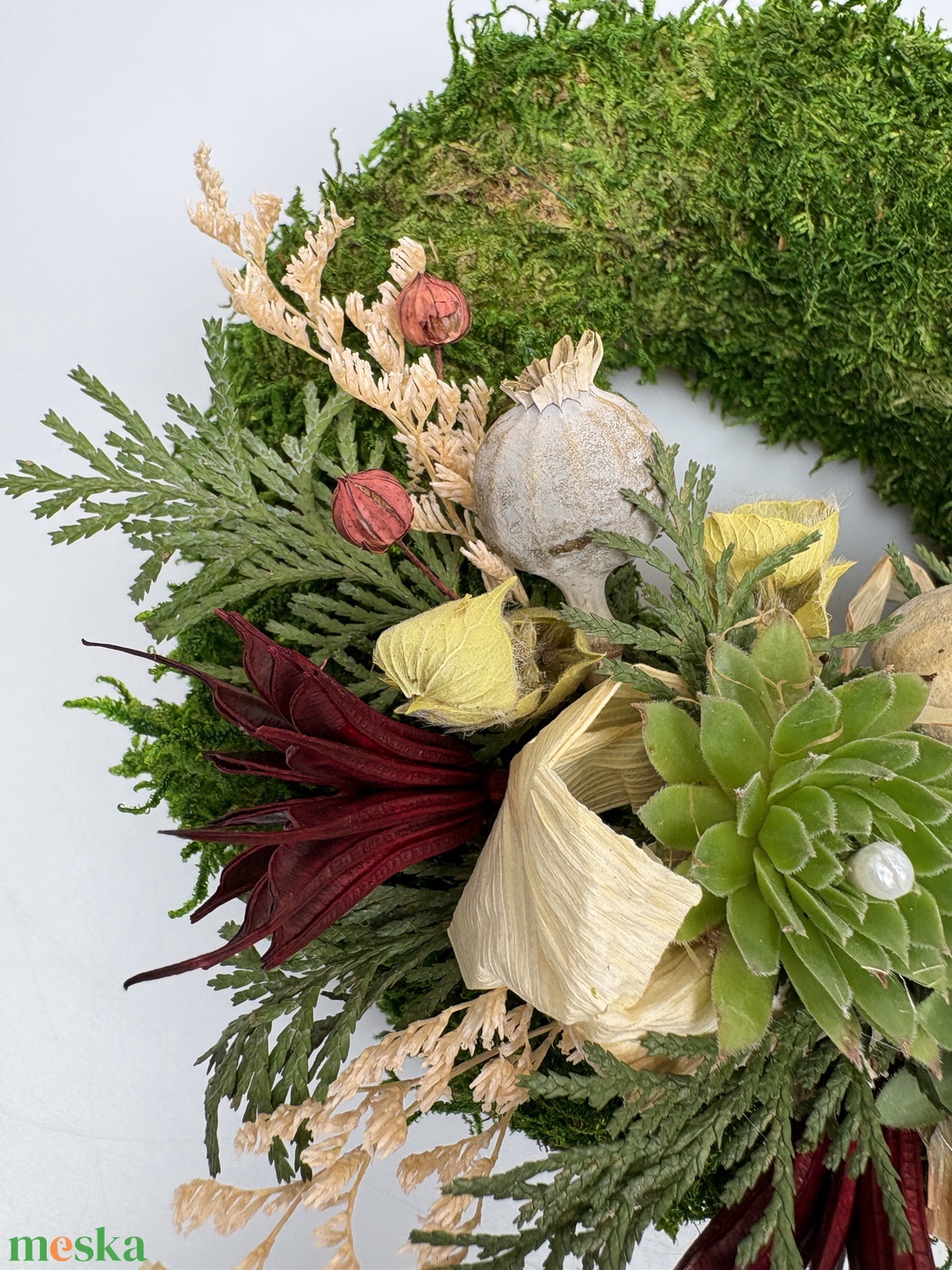 Kitartás - 2 kövirózsás, elegáns, szárazvirágokkal és termésekkel díszített, kegyeleti mohakoszorú (K-38)  - otthon & életmód - vallás - temetkezési tárgy - sírkoszorú, kegyeleti koszorú - Meska.hu