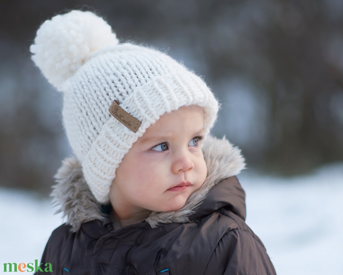 Világos bézs, kézzel kötött felhajtós pom-pom sapka 0-3 hó készletről  - ruha & divat - babaruha & gyerekruha - babasapka - Meska.hu