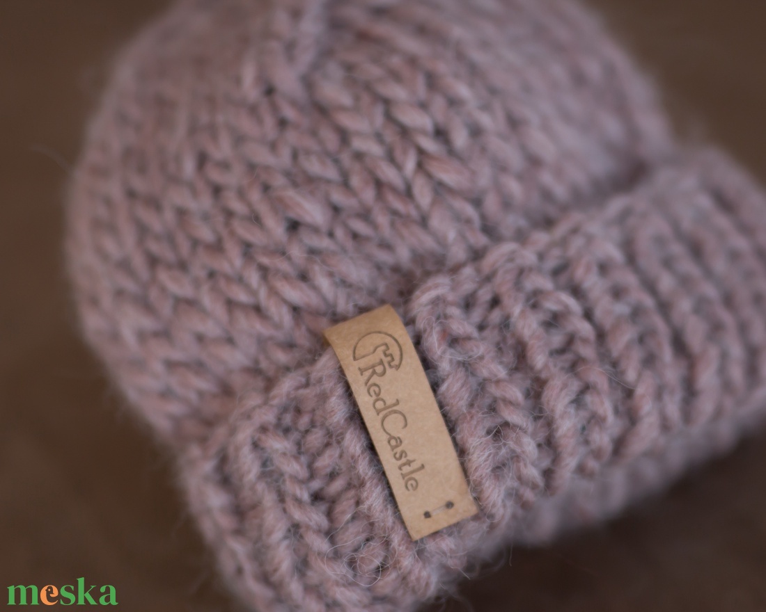 Világos bézs, kézzel kötött felhajtós pom-pom sapka 0-3 hó készletről  - ruha & divat - babaruha & gyerekruha - babasapka - Meska.hu