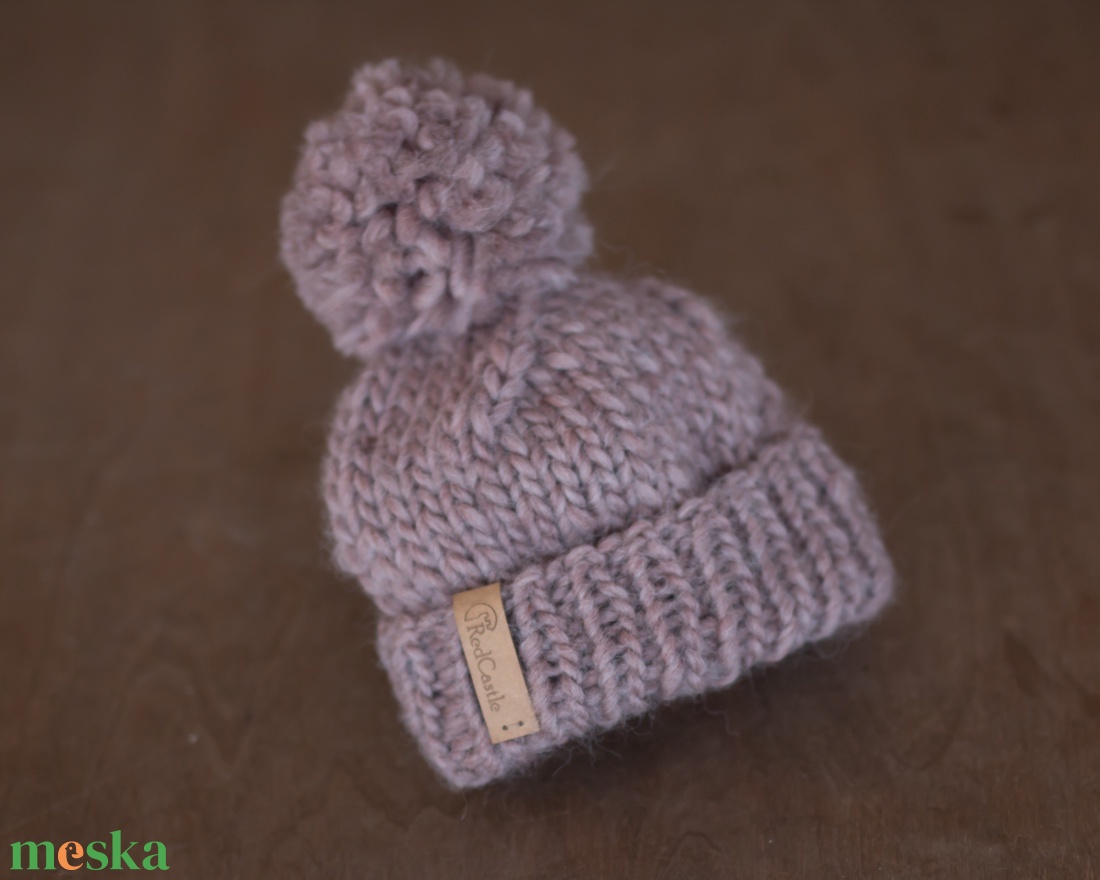 Világos bézs, kézzel kötött felhajtós pom-pom sapka 0-3 hó készletről  - ruha & divat - babaruha & gyerekruha - babasapka - Meska.hu