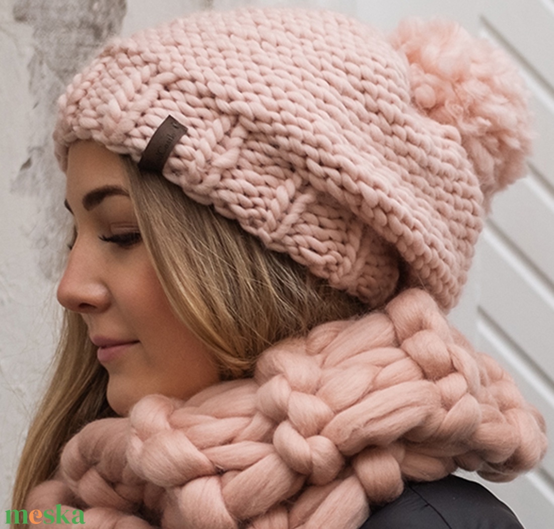 Vastag kötött pom-pom slouchy sapka - púder rózsaszín - ruha & divat - sál, sapka, kendő - sapka & sál szett - Meska.hu
