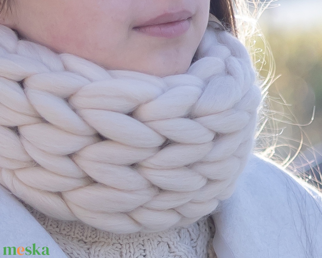 Krém színű női körsál nyakmelegítő  extra vastag, kézzel kötött designer gyapjú csősál - ruha & divat - sál, sapka, kendő - sál - Meska.hu