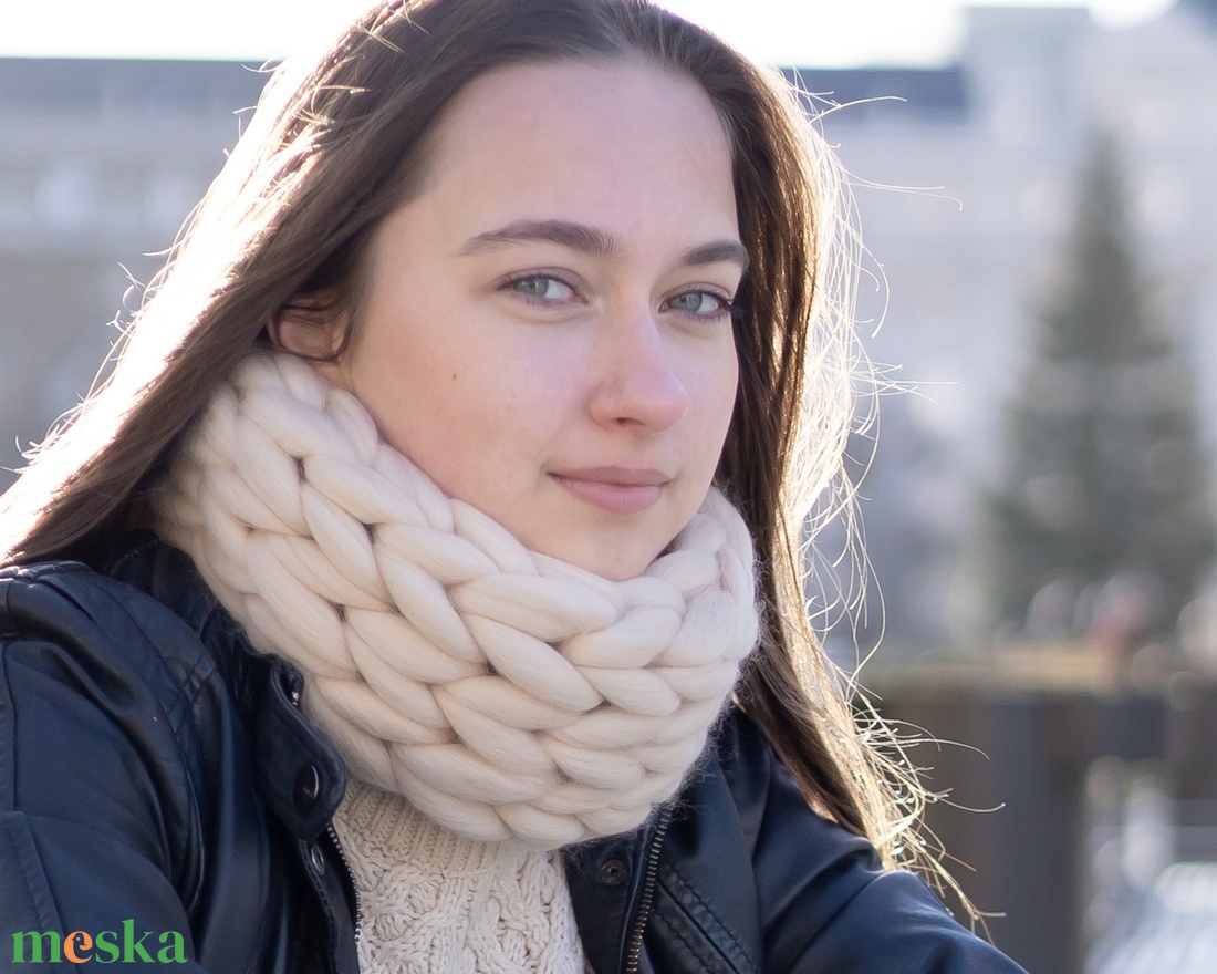 Krém színű női körsál nyakmelegítő  extra vastag, kézzel kötött designer gyapjú csősál - ruha & divat - sál, sapka, kendő - sál - Meska.hu