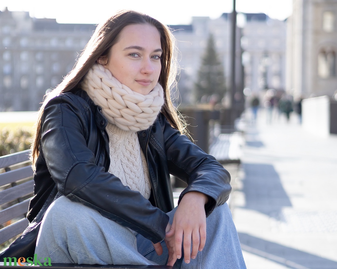 Krém színű női körsál nyakmelegítő  extra vastag, kézzel kötött designer gyapjú csősál - ruha & divat - sál, sapka, kendő - sál - Meska.hu