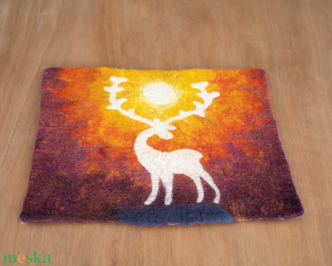 Egyedi, nemezelt kép szarvas / gímszarvas motívummal, vörös-sárga naplemente árnyalatokban - művészet - textilkép - egyéb - Meska.hu