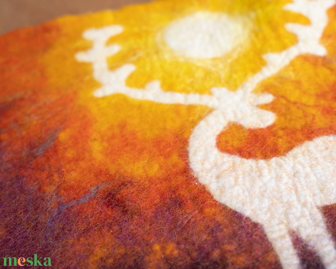 Egyedi, nemezelt kép szarvas / gímszarvas motívummal, vörös-sárga naplemente árnyalatokban - művészet - textilkép - egyéb - Meska.hu