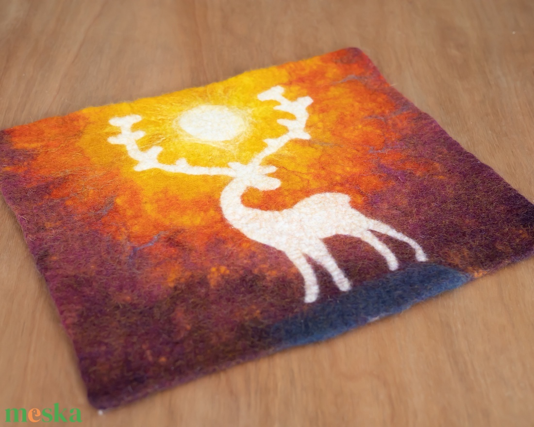 Egyedi, nemezelt kép szarvas / gímszarvas motívummal, vörös-sárga naplemente árnyalatokban - művészet - textilkép - egyéb - Meska.hu