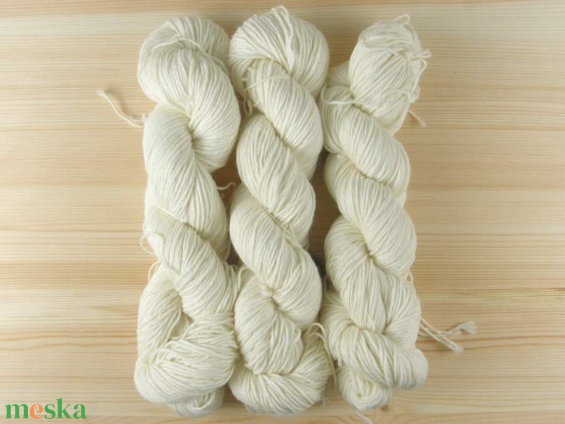 Natúr festenivaló superwash gyapjú zokni fonal � 100g / 200m - kellékek & szerszámok - rövidáru - fonal, cérna - gyapjúfonal - Meska.hu
