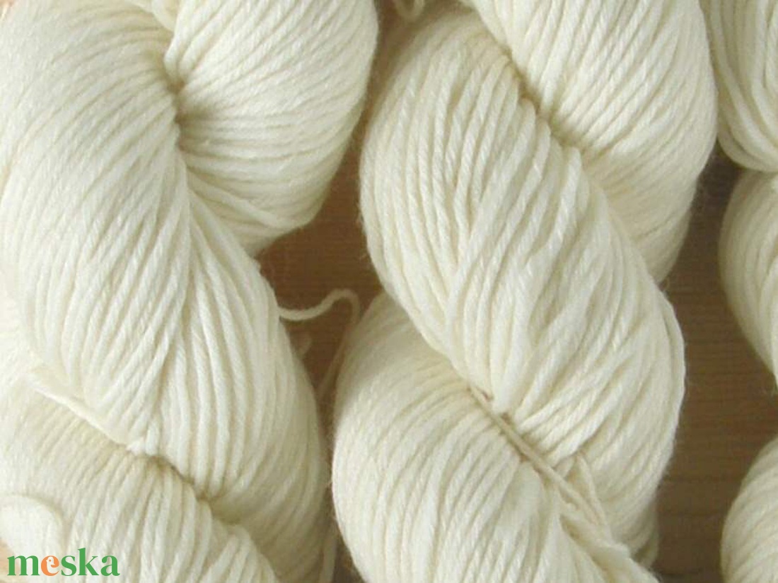 Natúr festenivaló superwash gyapjú zokni fonal � 100g / 200m - kellékek & szerszámok - rövidáru - fonal, cérna - gyapjúfonal - Meska.hu