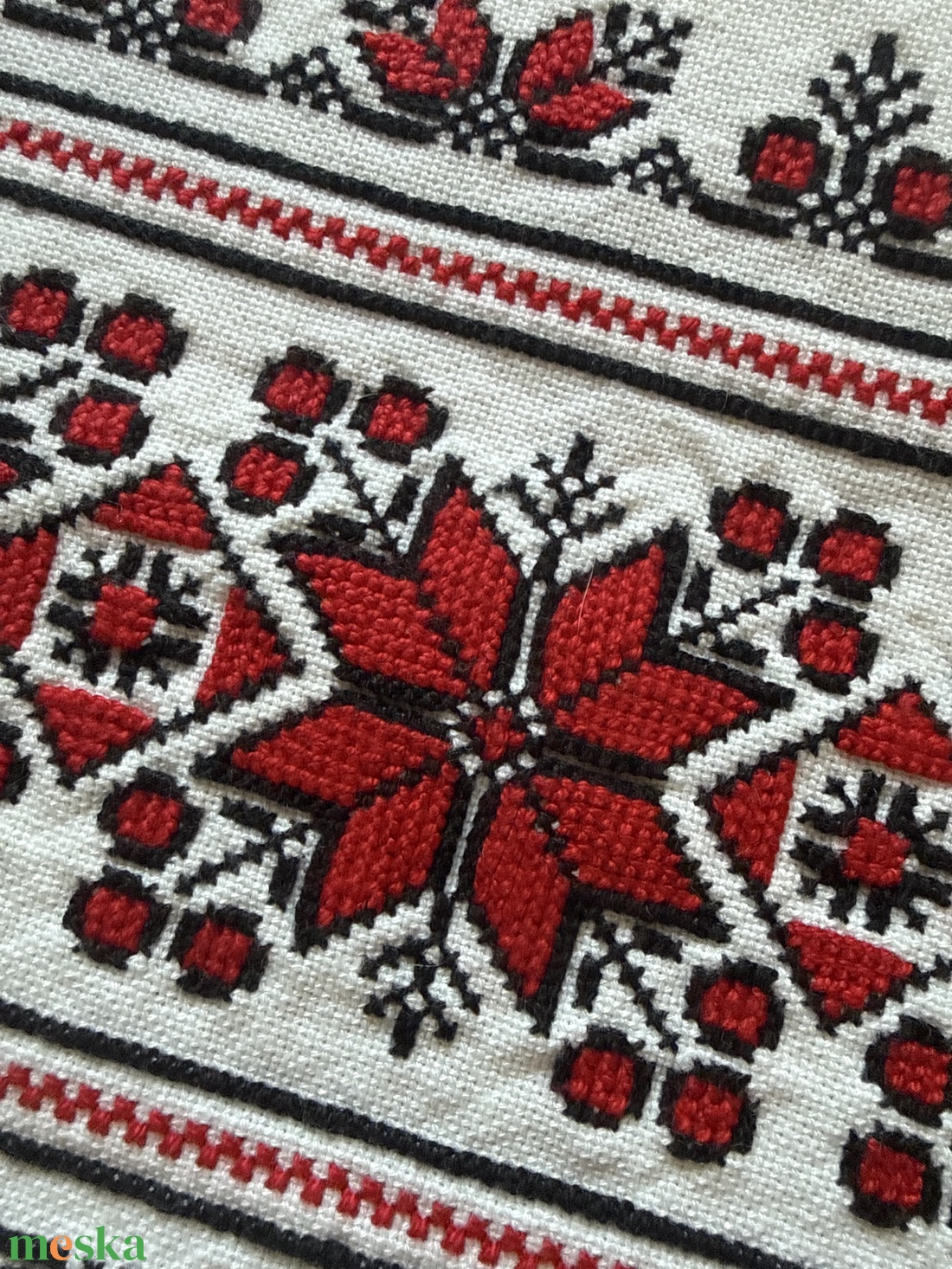 Kézzel hímzett, piros-fekete keresztszemes asztalifutó - otthon & életmód - lakástextil - abrosz, terítő - asztalfutó - Meska.hu