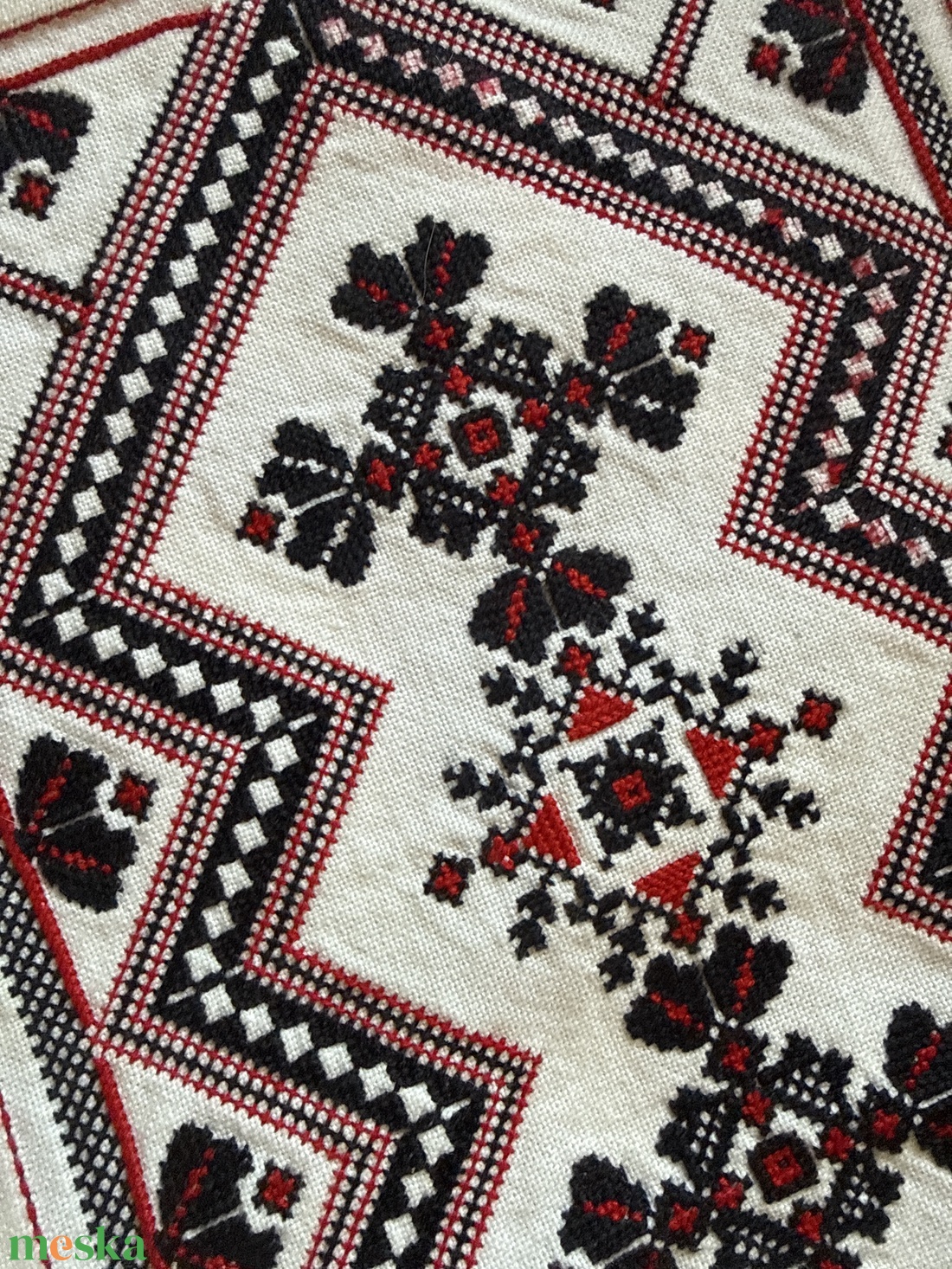 Piros-fekete népi ornamentikáju asztali futó - otthon & életmód - lakástextil - abrosz, terítő - asztalfutó - Meska.hu