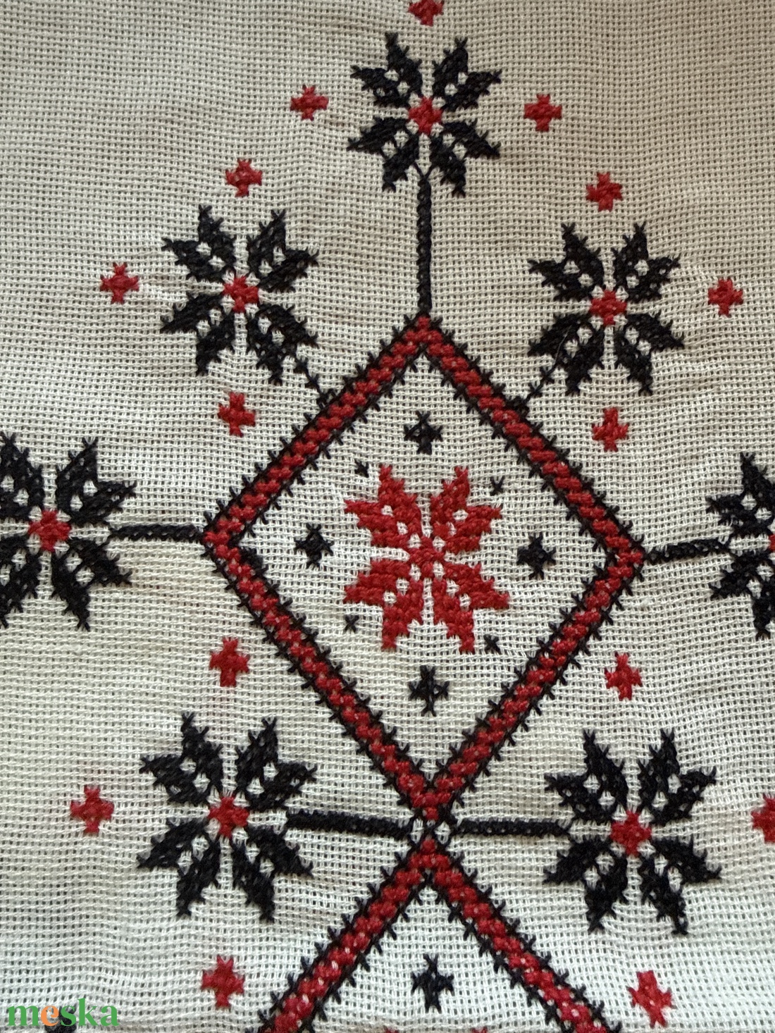 Piros- Feket asttalifutó - otthon & életmód - lakástextil - abrosz, terítő - asztalfutó - Meska.hu