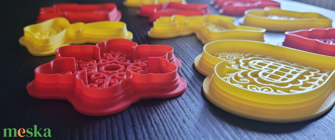  Karácsonyi mézeskalács sütikiszúró szett � 10 db-os piros-sárga ünnepi, családi 3D nyomtatott kekszforma  - otthon & életmód - konyhafelszerelés, tálalás - sütés, főzés - sütikiszúró - Meska.hu