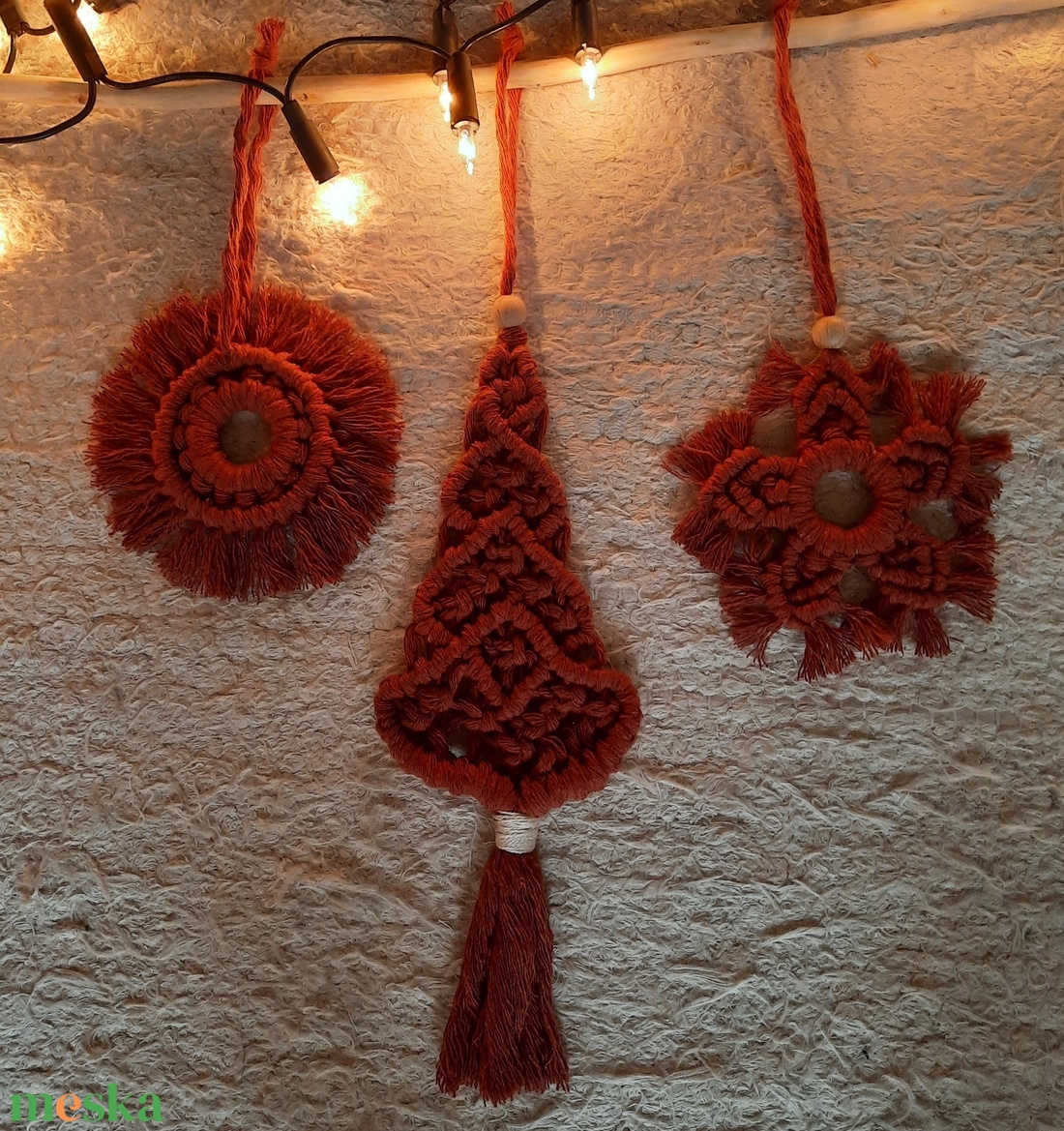 Makramé fenyőfás fali dísz - karácsony - karácsonyi lakásdekoráció - karácsonyi lakásdíszek - Meska.hu