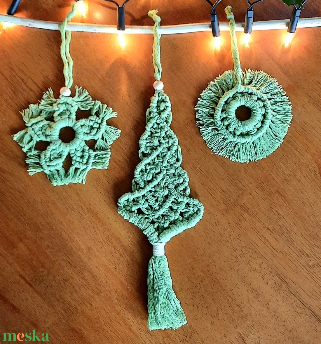 Makramé fenyőfás fali dísz - karácsony - karácsonyi lakásdekoráció - karácsonyi lakásdíszek - Meska.hu