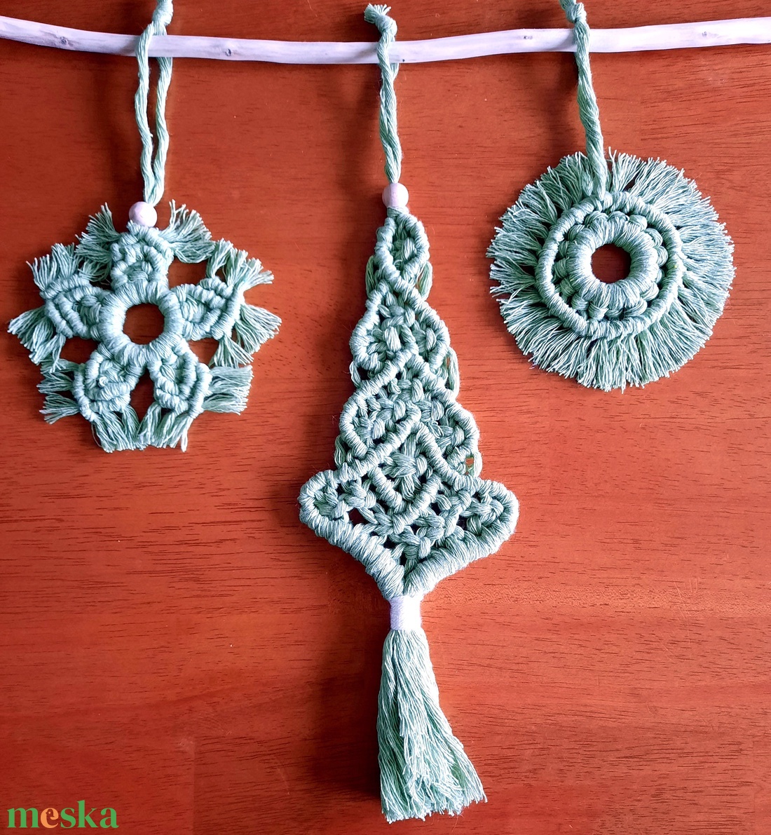 Makramé fenyőfás fali dísz - karácsony - karácsonyi lakásdekoráció - karácsonyi lakásdíszek - Meska.hu