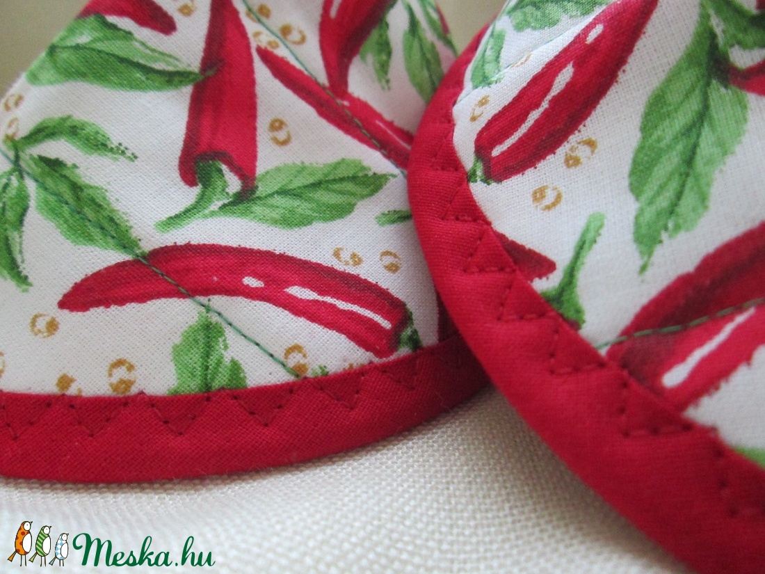 Edényfogó, fedőfogó, fülfogó - paprika mintával, fehér alapon, piros akasztóval, piros szegéllyel (2 db) leírása - - Meska.hu Edényfogó, fedőfogó, fülfogó - paprika mintával, fehér alapon, piros akasztóval, piros szegéllyel (2 db) leírása - - Meska.hu