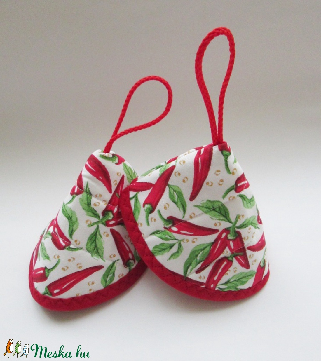 Edényfogó, fedőfogó, fülfogó - paprika mintával, fehér alapon, piros akasztóval, piros szegéllyel (2 db) leírása - - Meska.hu Edényfogó, fedőfogó, fülfogó - paprika mintával, fehér alapon, piros akasztóval, piros szegéllyel (2 db) leírása - - Meska.hu