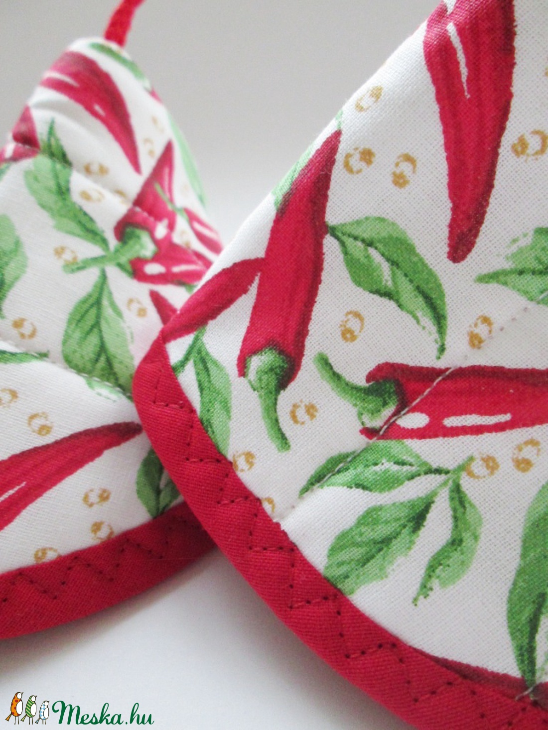 Edényfogó, fedőfogó, fülfogó - paprika mintával, fehér alapon, piros akasztóval, piros szegéllyel (2 db) leírása - - Meska.hu Edényfogó, fedőfogó, fülfogó - paprika mintával, fehér alapon, piros akasztóval, piros szegéllyel (2 db) leírása - - Meska.hu