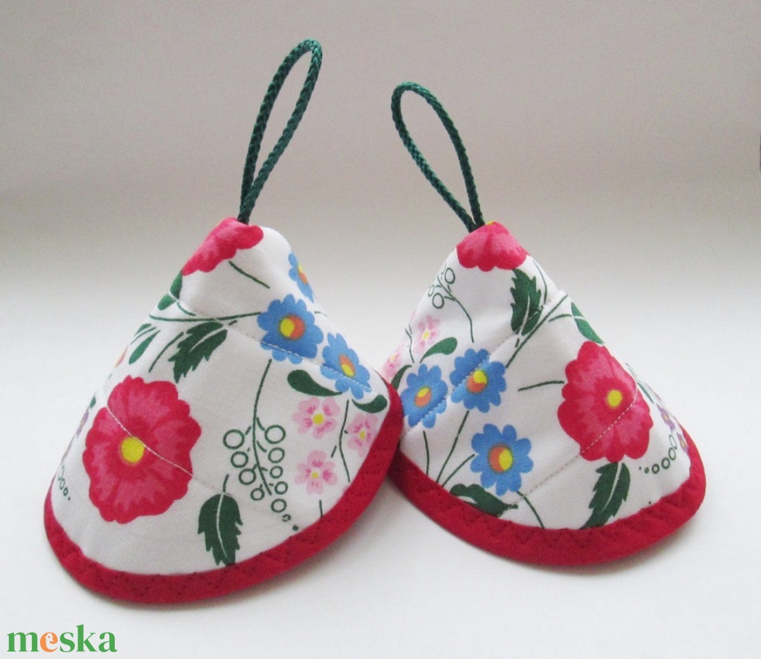 Edényfogó, fedőfogó, fülfogó - stilizált magyaros mintával, piros szegéllyel (2 db) - otthon & életmód - konyhafelszerelés, tálalás - konyhai textil - edényfogó & edényfedő - Meska.hu Edényfogó, fedőfogó, fülfogó - stilizált magyaros mintával, piros szegéllyel (2 db) - otthon & életmód - konyhafelszerelés, tálalás - konyhai textil - edényfogó & edényfedő - Meska.hu