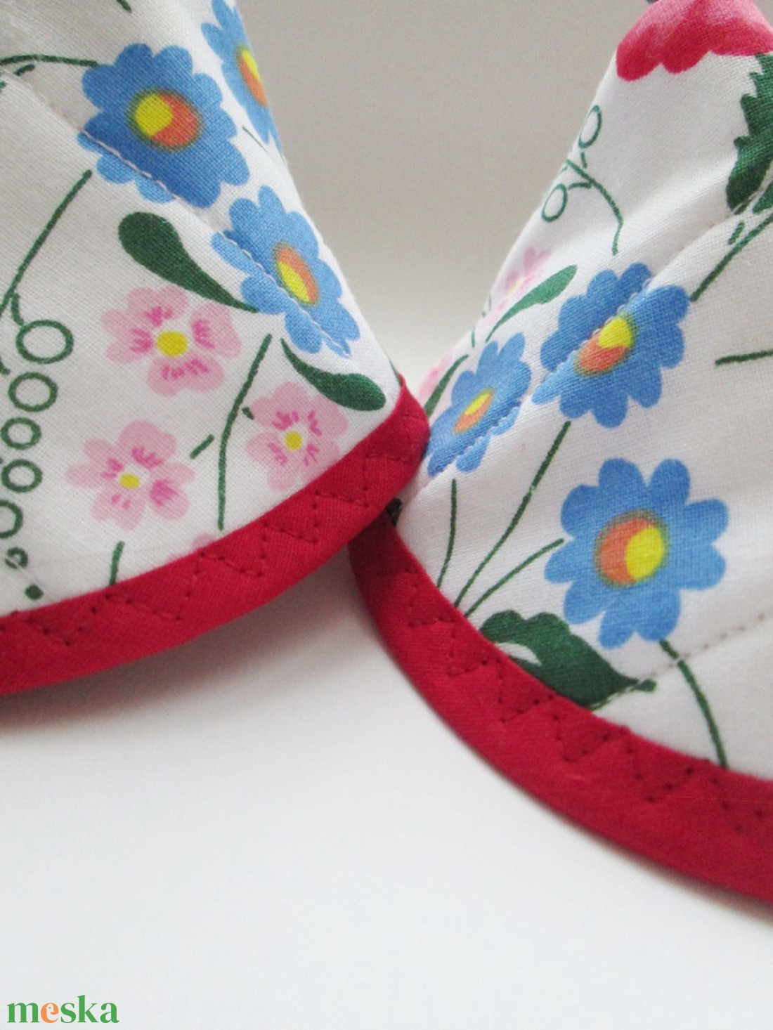 Edényfogó, fedőfogó, fülfogó - stilizált magyaros mintával, piros szegéllyel (2 db) - otthon & életmód - konyhafelszerelés, tálalás - konyhai textil - edényfogó & edényfedő - Meska.hu Edényfogó, fedőfogó, fülfogó - stilizált magyaros mintával, piros szegéllyel (2 db) - otthon & életmód - konyhafelszerelés, tálalás - konyhai textil - edényfogó & edényfedő - Meska.hu