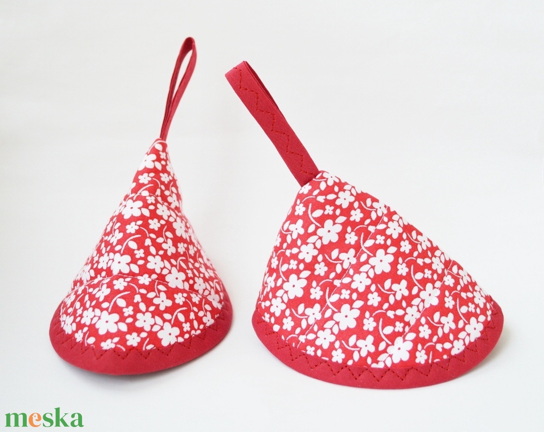 Edényfogó, fedőfogó, fülfogó -  piros alapon fehér virágos mintával (2 db) - otthon & lakás - konyhafelszerelés, tálalás - konyhai textil - edényfogó & edényfedő - Meska.hu