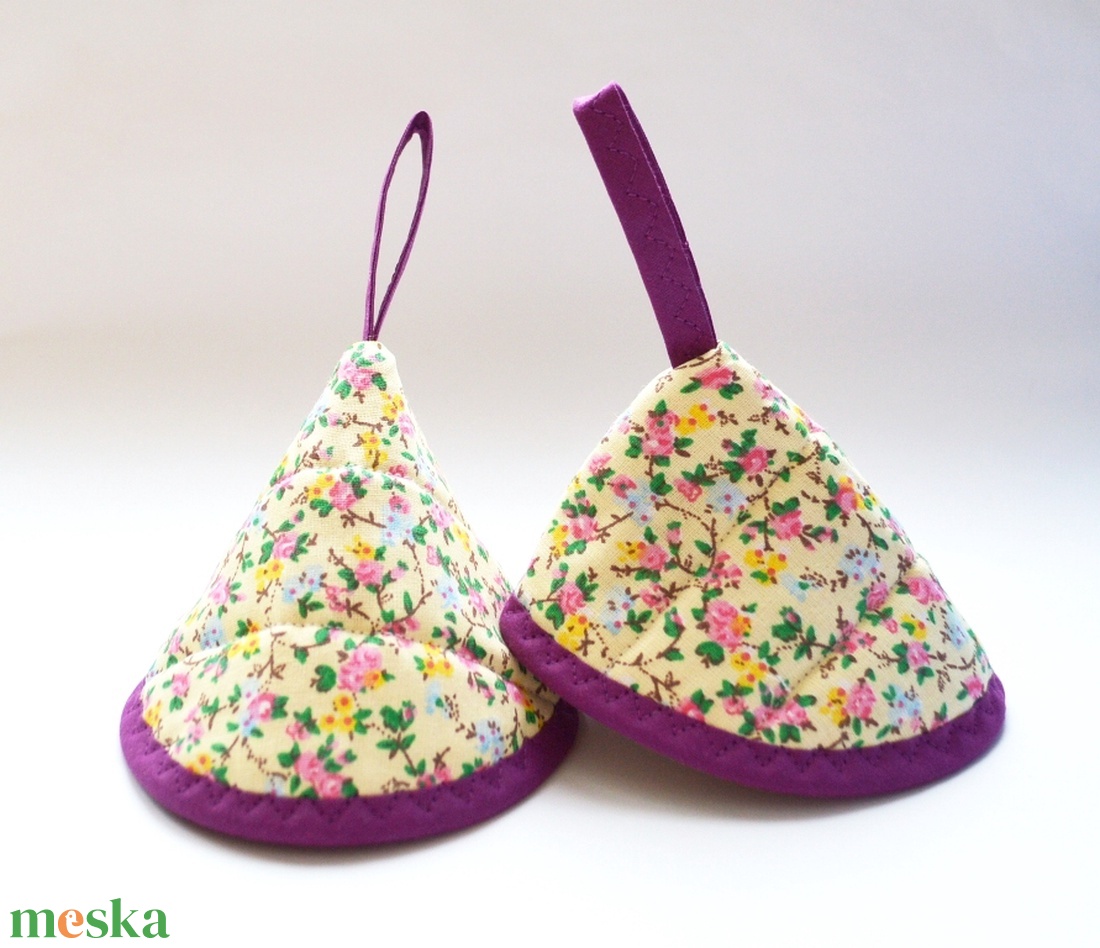 Edényfogó, fedőfogó, fülfogó -  apró virágos mintával, lila szegéllyel (2 db) - otthon & életmód - konyhafelszerelés, tálalás - konyhai textil - edényfogó & edényfedő - Meska.hu