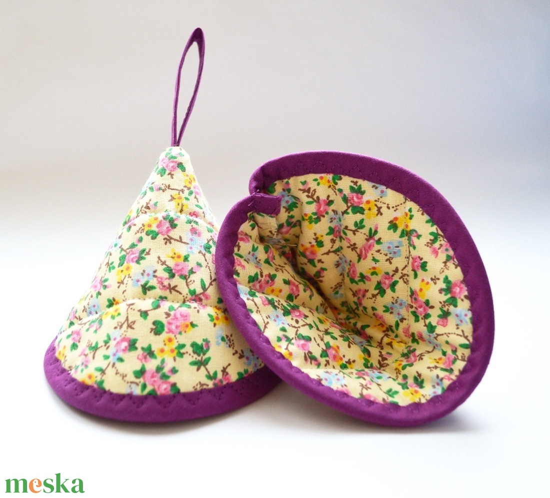 Edényfogó, fedőfogó, fülfogó -  apró virágos mintával, lila szegéllyel (2 db) - otthon & életmód - konyhafelszerelés, tálalás - konyhai textil - edényfogó & edényfedő - Meska.hu