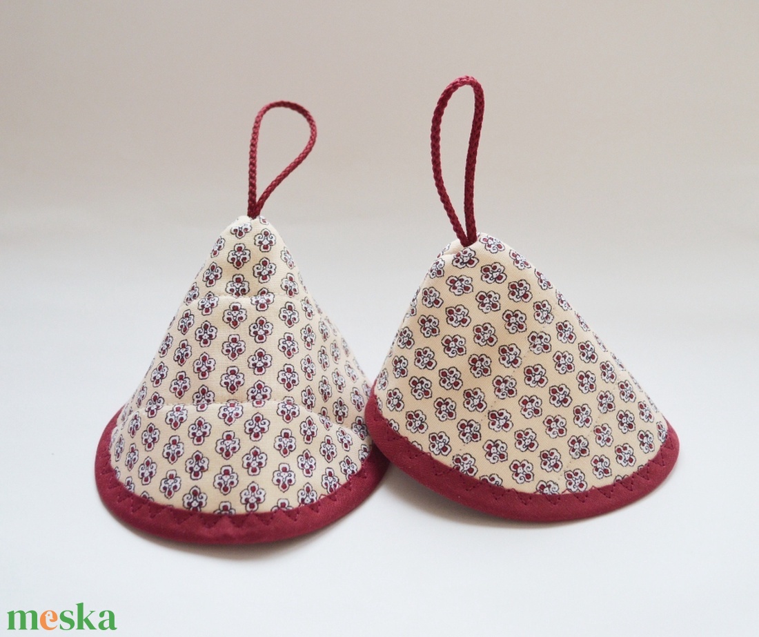Edényfogó, fedőfogó, fülfogó - apró mintával, bordó szegéllyel (2 db) - otthon & életmód - konyhafelszerelés, tálalás - konyhai textil - edényfogó & edényfedő - Meska.hu Edényfogó, fedőfogó, fülfogó - apró mintával, bordó szegéllyel (2 db) - otthon & életmód - konyhafelszerelés, tálalás - konyhai textil - edényfogó & edényfedő - Meska.hu