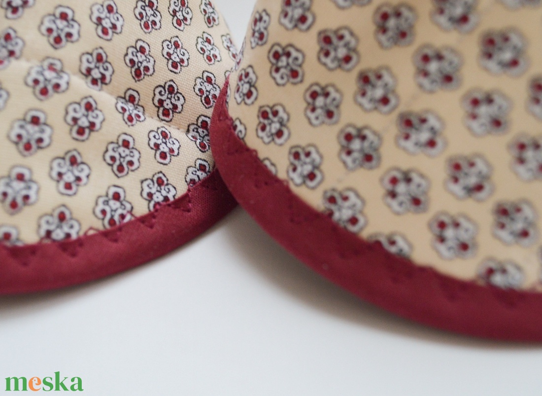 Edényfogó, fedőfogó, fülfogó - apró mintával, bordó szegéllyel (2 db) - otthon & életmód - konyhafelszerelés, tálalás - konyhai textil - edényfogó & edényfedő - Meska.hu Edényfogó, fedőfogó, fülfogó - apró mintával, bordó szegéllyel (2 db) - otthon & életmód - konyhafelszerelés, tálalás - konyhai textil - edényfogó & edényfedő - Meska.hu